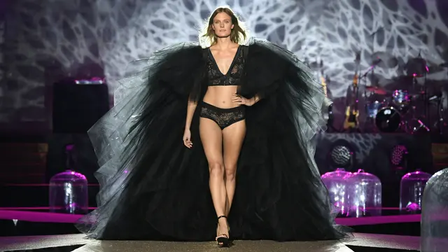 Gaya Seksi Para Model Pakai Lingerie di Paris Fashion Week