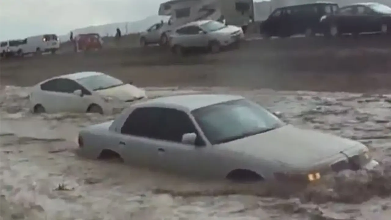 Apes, Toyota Prius Terseret Arus Saat Berusaha Menerjang Banjir