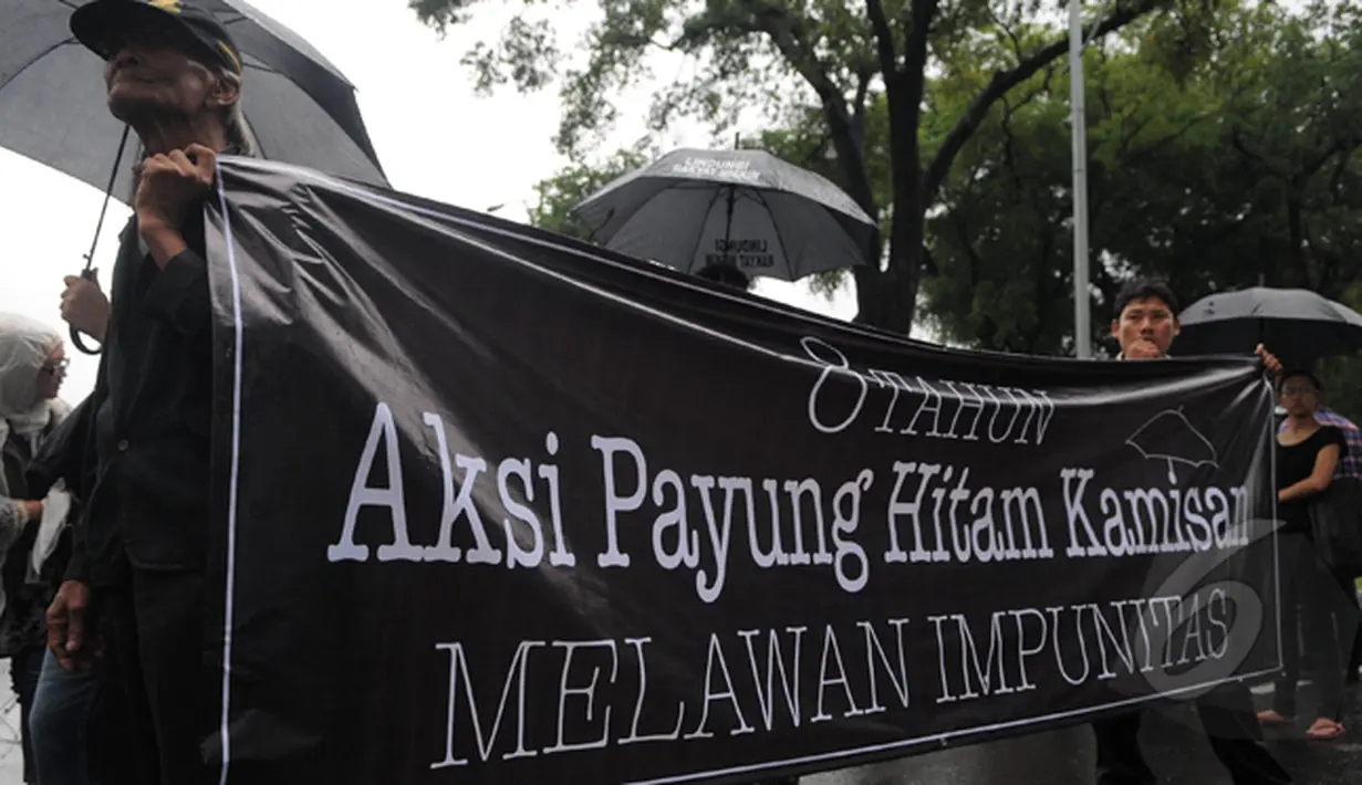 Sebuah spanduk dibentangkan aktivis saat 'Aksi Diam Kamisan'. Aksi ini telah memasuki tahun ke delapan, Jakarta, Kamis (22/1/2105). (Liputan6.com/Herman Zakharia)