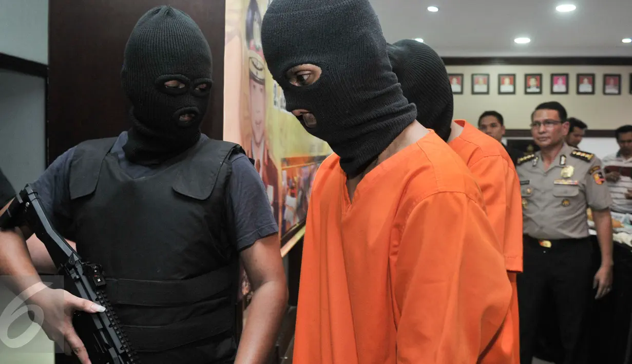 Salah satu tersangka diperlihatkan saat press release pengungkapan jaringan narkotika internasional oleh Bareskrim, Jakarta, Selasa (7/3). (Liputan6.com/Yoppy Renato)