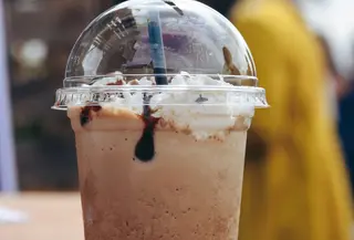 Ilustrasi gelas plastik sekali pakai. (dok. Sandie Clarke/Unsplash)