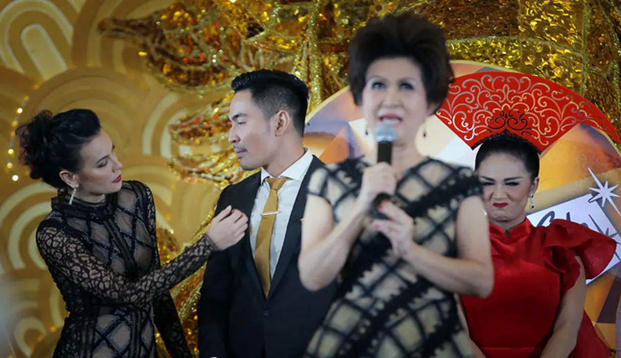 Dalam sebuah acara belum lama ini, presenter 31 tahun kelahiran Lampung itu santai mendekati Sophia Latjuba. Begitu juga saat diminta untuk sesi foto  berdua. (Deki Prayoga/Bintang.com)