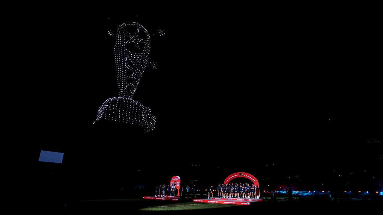 VIDEO: Piala Presiden 2025, Aksi Memukau 1.400 Drone Terbang Hadirkan Prabowo di Langit Bandung