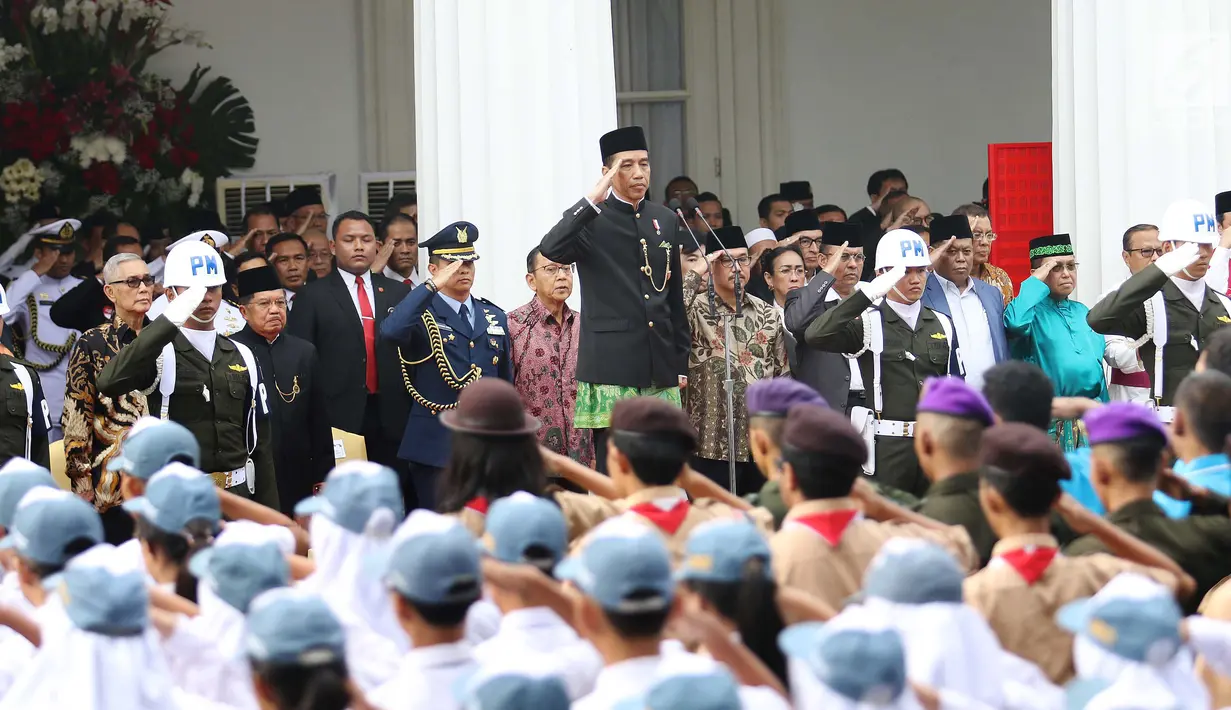 Presiden Joko Widodo memberi hormat bersama peserta upacara lainnya saat upacara Hari Lahir Pancasila di Gedung Pancasila, Jakarta, Kamis (1/6). Upacara ini merupakan yang pertama setelah 71 tahun kemerdekaan Indonesia. (Liputan6.com/Angga Yuniar)