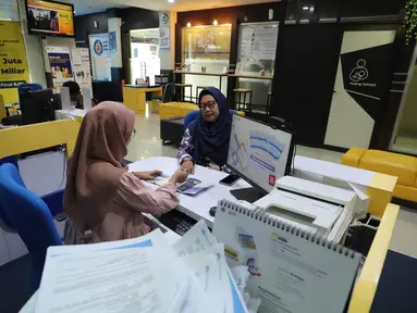 Petugas melayani wajib pajak di salah satu kantor pelayanan pajak Pratama di Jakarta, Kamis (30/5/2024). (Liputan6.com/Angga Yuniar)
