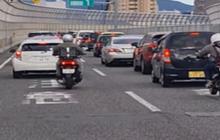 Beda dengan Indonesia, di Negara ini Para Pemotor Super Tertib Ikut Antre Macet di Belakang Mobil Tanpa Selap Selip