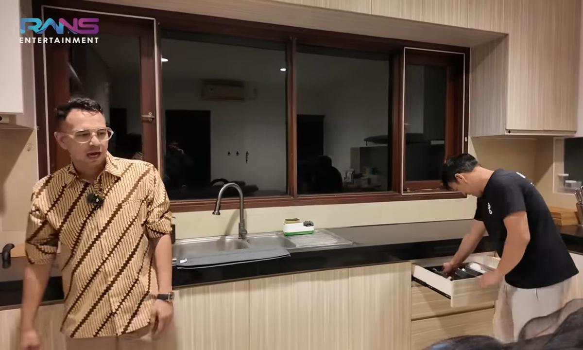 5 Potret Dapur Rumah Baru Ariel Noah Jarang Tersorot, Luas Banget tapi Perabotan Cuma Ada Kompor & Magicom