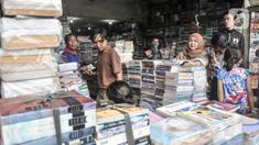 Warga saat memilih buku pelajaran sekolah di Pasar Buku Kwitang, Jalan Kramat Raya, Kecamatan Senen, Jakarta Pusat, Minggu (17/7/2022). Memasuki Tahun Ajaran Baru penjualan buku sekolah di Pasar Buku Kwitang mengalami peningkatan hingga 60 persen dibandingkan tahun sebelumnya. (merdeka.com/Iqbal S Nugroho)