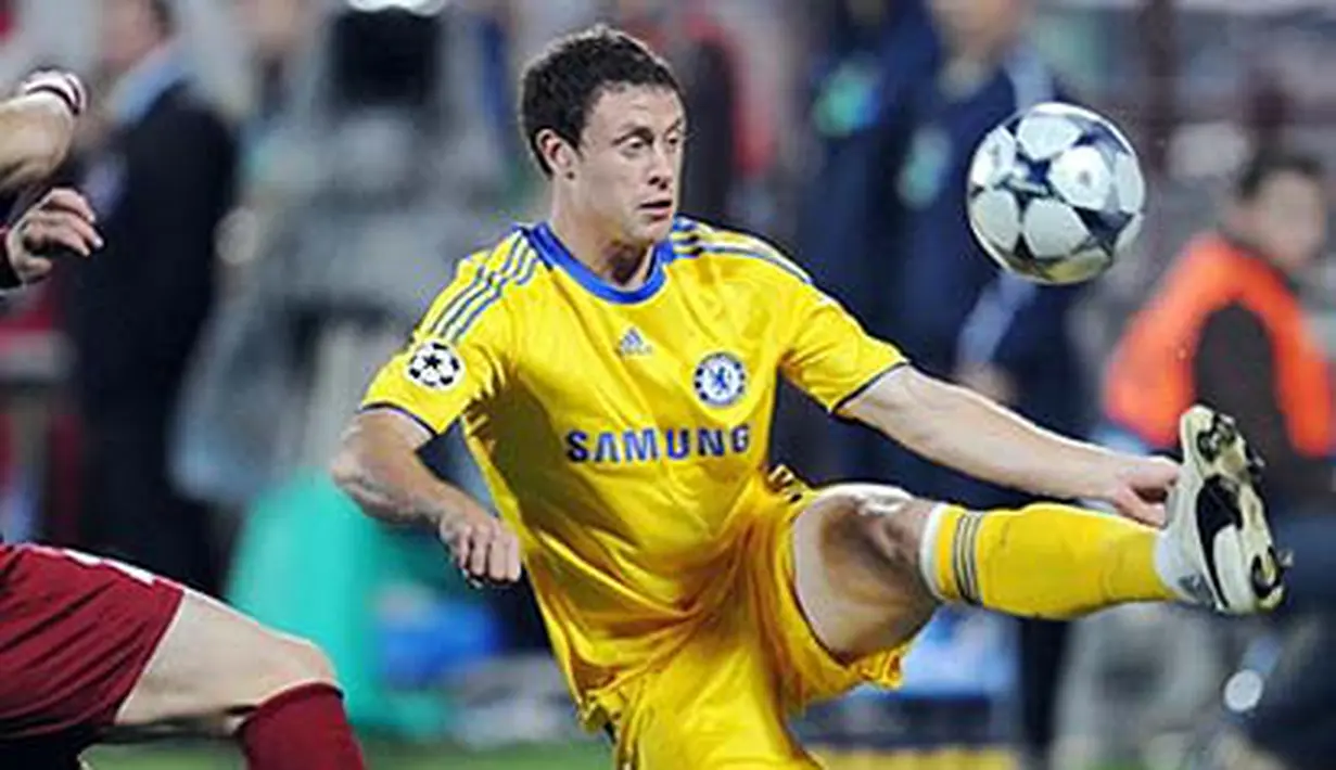 Chelsea'a Wayne Bridge vies for the ball with CFR Cluj's Tony during their UEFA Champions League group stage match in Cluj-Napoca city, on October 1, 2008. AFP PHOTO/DANIEL MIHAILESCU