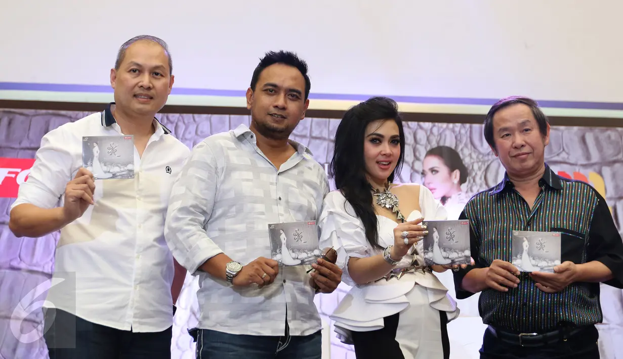 Syahrini (kedua kanan) dan Bebi Romeo (kedua kiri) menunjukkan album "Princess Syahrini" saat peluncuran di Cinere Bellevue Mall, Cinere, Jawa Barat, Rabu (27/1/2016). Album "Princess Syahrini" adalah album ketiga Syahrini. (Liputan6.com/Herman Zakharia)