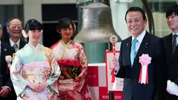 Menteri Keuangan Jepang Taro Aso (kanan) saat akan membunyikan lonceng saat upacara pembukaan Bursa Efek Tokyo di Tokyo, Jepang, Jumat (4/1). Bursa Efek Tokyo menggelar seremoni dalam pembukaan perdagangan saham 2019. (AP Photo/Eugene Hoshiko)