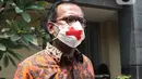 Direktur Lokataru Haris Azhar usai memenuhi panggilan mediasi di Polda Metro Jaya, Kamis (21/10/2021). Haris Azhar memenuhi panggilan mediasi berkaitan dengan dugaan pencemaran nama baik yang dilaporkan Menko Bidang Kemaritiman dan Investasi Luhut Binsar Pandjaitan. (Liputan6.com/Herman Zakharia)