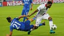 Duel antara pemain Juventus, Paulo Dybala, dengan pemain Olympique Lyon, Nicolas Nkoulou, dalam laga Grup H Liga Champions di Stade de Lyon, Prancis, Rabu (19/10/2016) dini hari WIB. (Reuters/Robert Pratta)