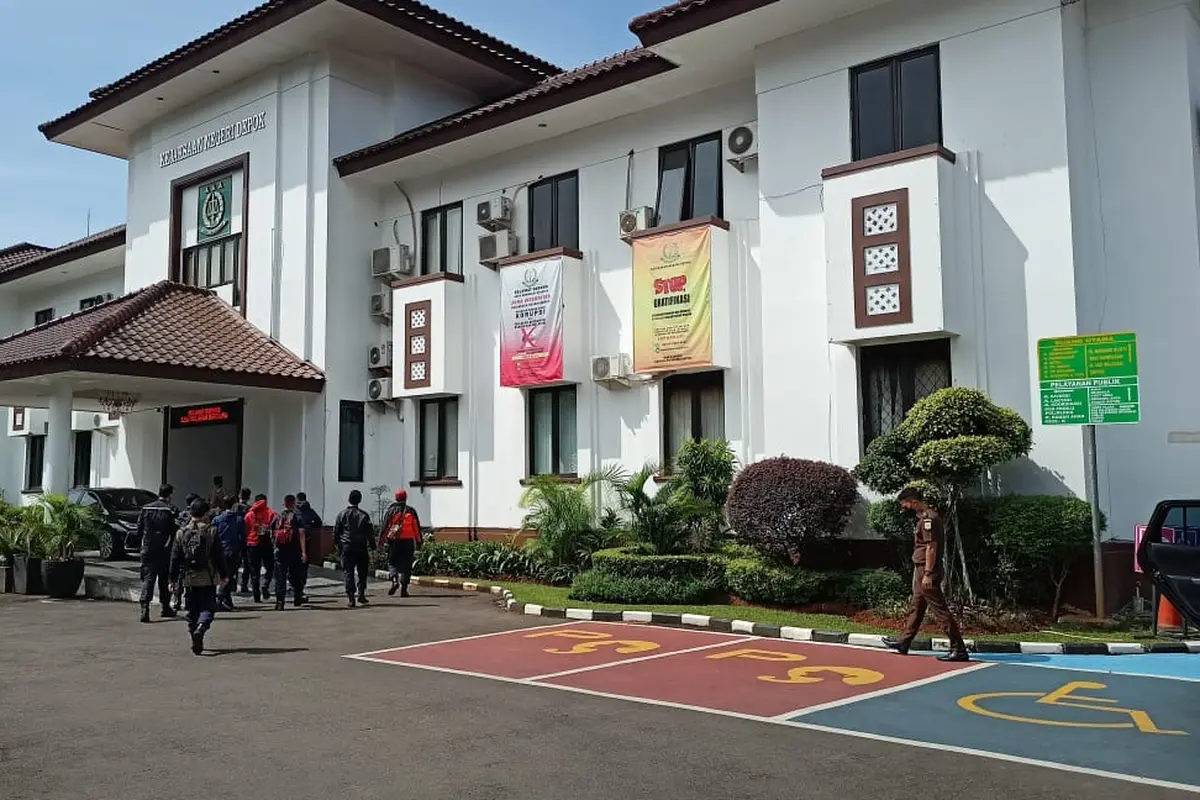 Kejaksaan Tinggi Negeri Kota Depok memanggil 30 anggota Dinas Pemadam Kebakaran Kota Depok untuk diperiksa sebagai saksi dugaan korupsi di Damkar Kota Depok.