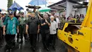 Meskipun gerimis, SBY tetap terus berjalan meninjau perbaikan jalan yang termasuk jalur Pantura di Pekalongan, Jawa Tengah (Rumgapres/ Abror Riski).