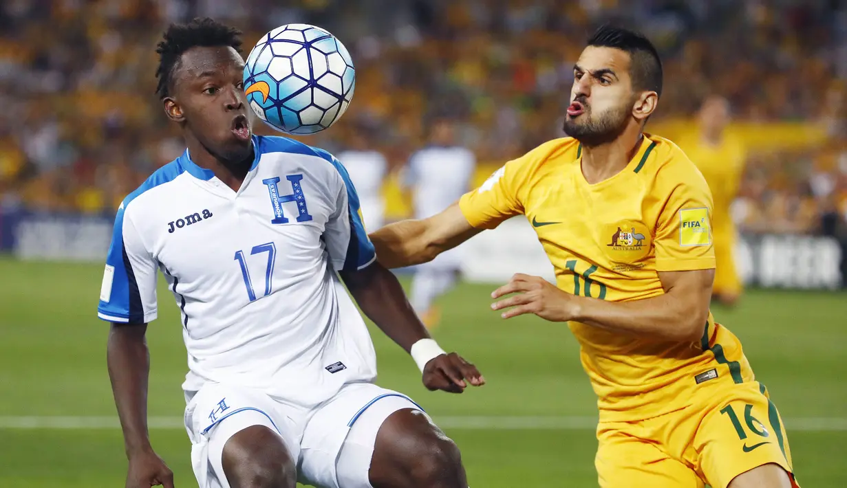 Gelandang Australia, Aziz Behich, berebut bola dengan gelandang Honduras, Alberth Elis, pada laga leg kedua babak play-off Piala Dunia 2018 di Stadion ANZ, Sydney, Rabu (15/11/2017). Australia menang 3-1 atas Honduras. (AP/Daniel Munoz)