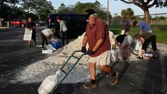 Karung pasir didistribusikan di Mills Pond Park di Fort Lauderdale pada Selasa, 8 November 2022 menjelang badai subtropis Nicole. Tas akan dibatasi hingga enam per mobil, bukti domisili diperlukan, bawalah sekop Anda sendiri, sementara persediaan masih ada dari jam 7 pagi sampai jam 7 malam. (Joe Cavaretta/Sun-Sentinel Florida Selatan via AP)