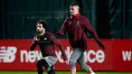 Penyerang Liverpool Mohamed Salah (kiri) dan Dejan Lovren berlatih jelang menghadapi Napoli pada matchday keenam Grup C Liga Champions di Melwood Training Ground, Liverpool, Inggris, Senin (10/12). (Martin Rickett/PA via AP)