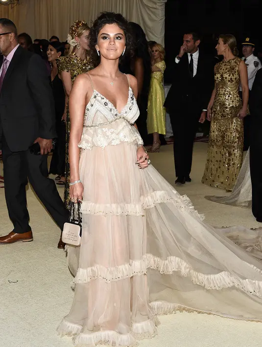 "Selena tak ingin bersama dengan seseorang untuk momen ini karena lain kali ia akan tampil dengan seseorang yang menjadi mimpinya," ujar sumber. (ANDREW H. WALKER/REX/SHUTTERSTOCK/HollywoodLife)