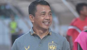 Pelatih PSIS Semarang, Jafri Sastra usai pertandingan melawan Tira Persikabo di Stadion Moch Soebroto, Magelang, Jumat (2/8/2019). (Bola.com/Vincentius Atmaja)