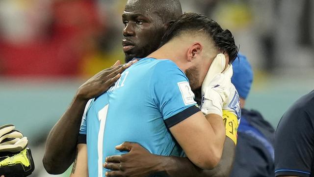 Bek Timnas Senegal, Kalidou Koulibaly memeluk kiper Timnas Ekuador, Hernan Galindez di Piala Dunia 2022.