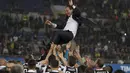 Para pemain Juventus melepar pelatih Massimiliano Allegri ke udara saat merayakan keberhasilan meraih trofi Coppa Italia di Rome Olympic stadium, (9/5/2018). Juventus menang 4-0. (AP/Gregorio Borgia)