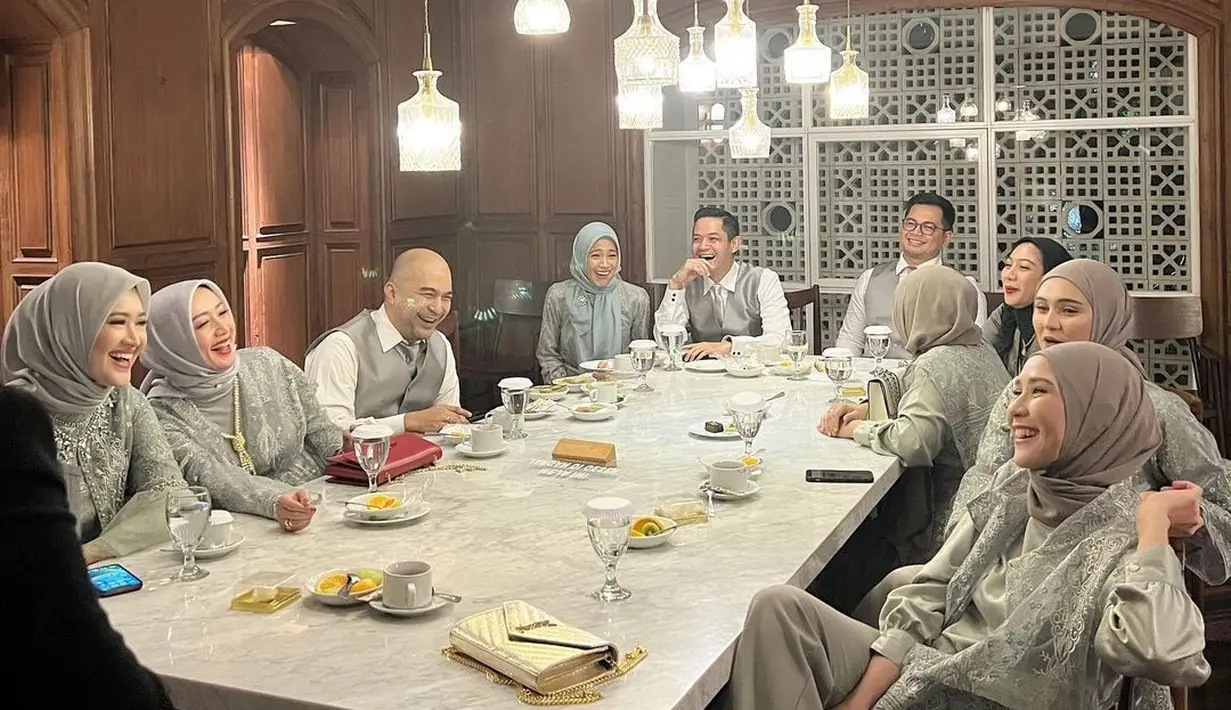 Suasana para artis senior kumpul saat jadi bridesmaid dan groomsman. "Boleh loh honeymoon nya ajak kita.. krn nginep semalem di bandung bareng2, terasa cuma sejam sangking serunyaa,"  tulis Zaskia Adya Mecca [Instagram/zaskiadyamecca]