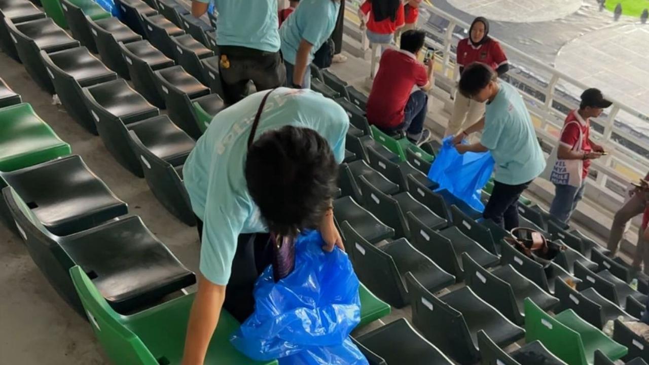 Pegiat lingkungan Ikram Afro pun mengajak seluruh suporter untuk menjadikan aksi #DatangBersihPulangBersih sebagai tren di setiap pertandingan. <br>