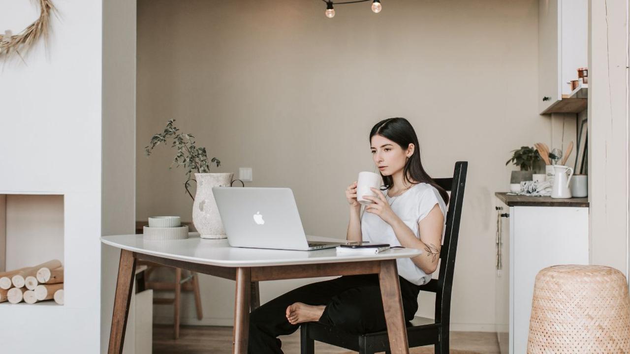 Teh dan kopi adalah dua minuman yang paling populer di dunia. Keduanya memiliki kandungan kafein yang dapat meningkatkan energi dan kewaspadaan sehingga jadi pilihan minuman di pagi hari.