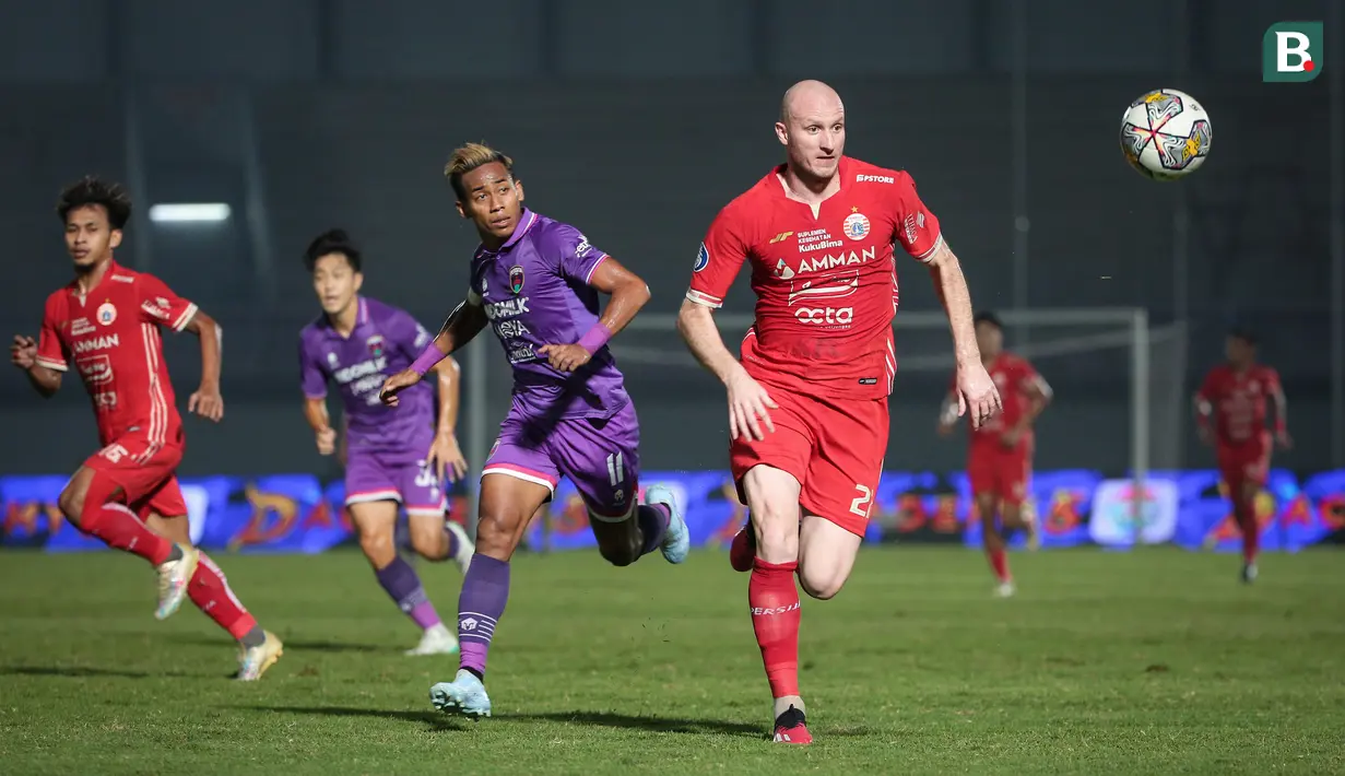 Pemain Persija Jakarta, Michael Krmencik (kanan) berusaha mengejar bola pada laga lanjutan BRI Liga 1 2022/2023 antara Persita Tangerang melawan Persija Jakarta di Stadion Indomilk Arena, Tangerang, Selasa (28/03/2023). (Bola.com/Bagaskara Lazuardi)