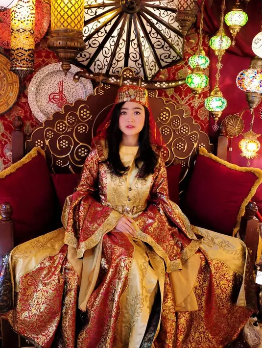 Selain wisata alam, religi, dan sejarah, berkunjung ke Turki bisa mencoba sensasi pemotretan dengan memakai busana khas negara tersebut. Tampil bak menjadi permaisuri sultan, gaya Febby Rastanty ini pun terlihat semakin anggun. (Liputan6.com/IG/@febbyrastanty)