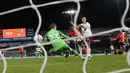 Striker Manchester City, Erling Haaland (kanan) mencetak gol kedua timnya ke gawang Luton Town yang dikawal Tim Krul pada laga putaran kelima Piala FA 2023/2024 di Kenilworth Road Stadium, Luton, Selasa (27/2/2024). (AP Photo/Alastair Grant)