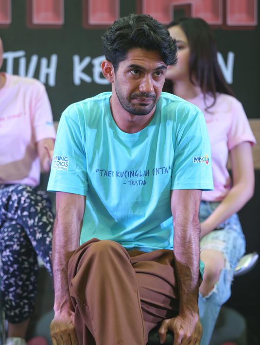 Promosi Film Terbaru, Reza Rahadian Berikan Bunga untuk ...