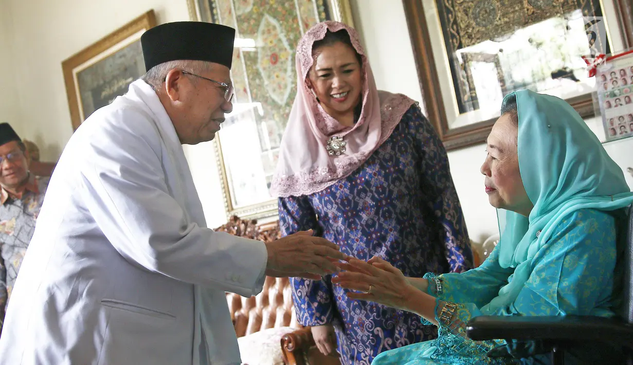 Calon wakil presiden Ma'ruf Amin menemui istri Presiden ke-4 RI Abdurrahman Wahid, Sinta Nuriyah Wahid di kawasan Ciganjur, Rabu (26/9). Kedatangannya dalam rangka silaturahmi dan meminta restu berkaitan dengan Pilpres 2019. (Liputan6.com/Herman Zakharia)