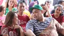 Penyanyi dangdut Ayu Ting Ting berbincang dengan Desainer Ivan Gunawan saat Soft Opening Ayu Ting Ting Karaoke Keluarga di kawasan Kelapa Gading, Jakarta, Sabtu (19/3). (Liputan6.com/Herman Zakharia)