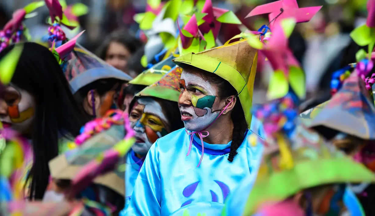 Orang-orang mengambil bagian dalam parade anak-anak "Carnavalito" selama Karnaval Hitam dan Putih di Pasto, Kolombia, Rabu (2/1). Kini, Karnaval Hitam dan Putih telah berkembang sebagai wadah apresiasi seni warga Kolombia. (Juan BARRETO/AFP)