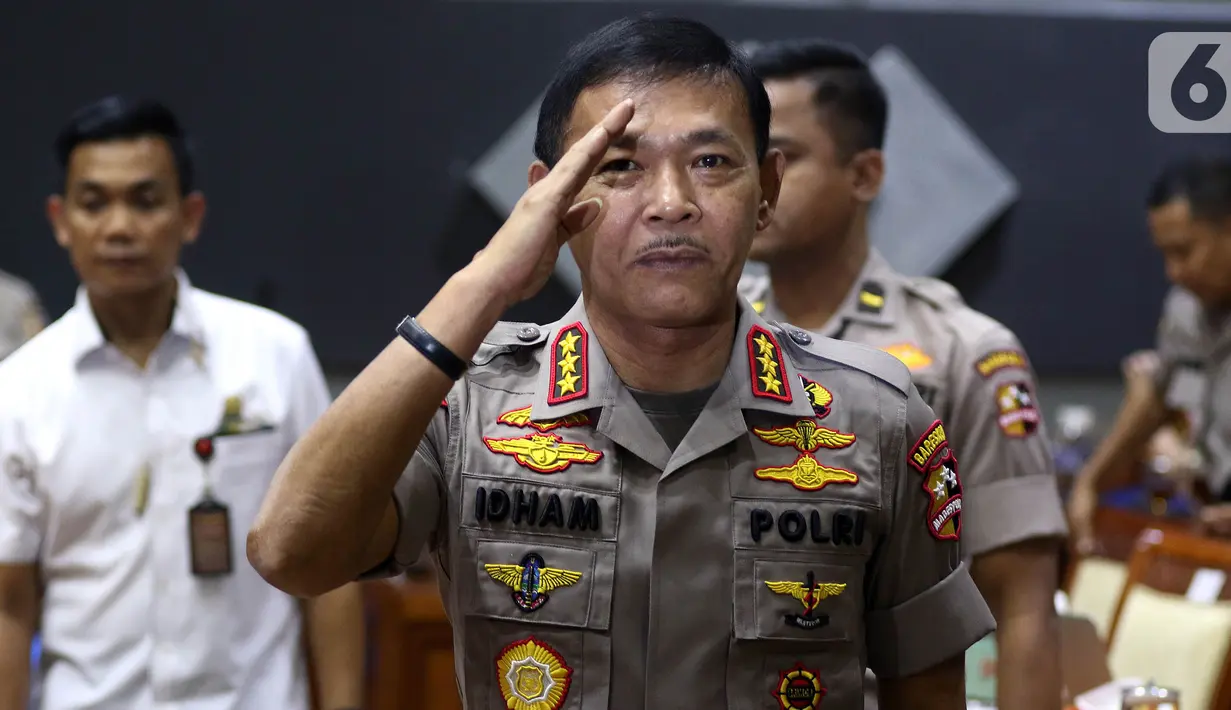 Kabareskrim Komjen Idham Azis memberi hormat saat bersiap menjalani Uji Kepatutan dan Kelayakan (fit and propers test) di Komisi III DPR, Kompleks Parlemen, Senayan, Jakarta, Rabu (30/10/2019). Idham Azis merupakan calon tunggal Kapolri yang ajukan Presiden Jokowi. (Liputan6.com/Johan Tallo)