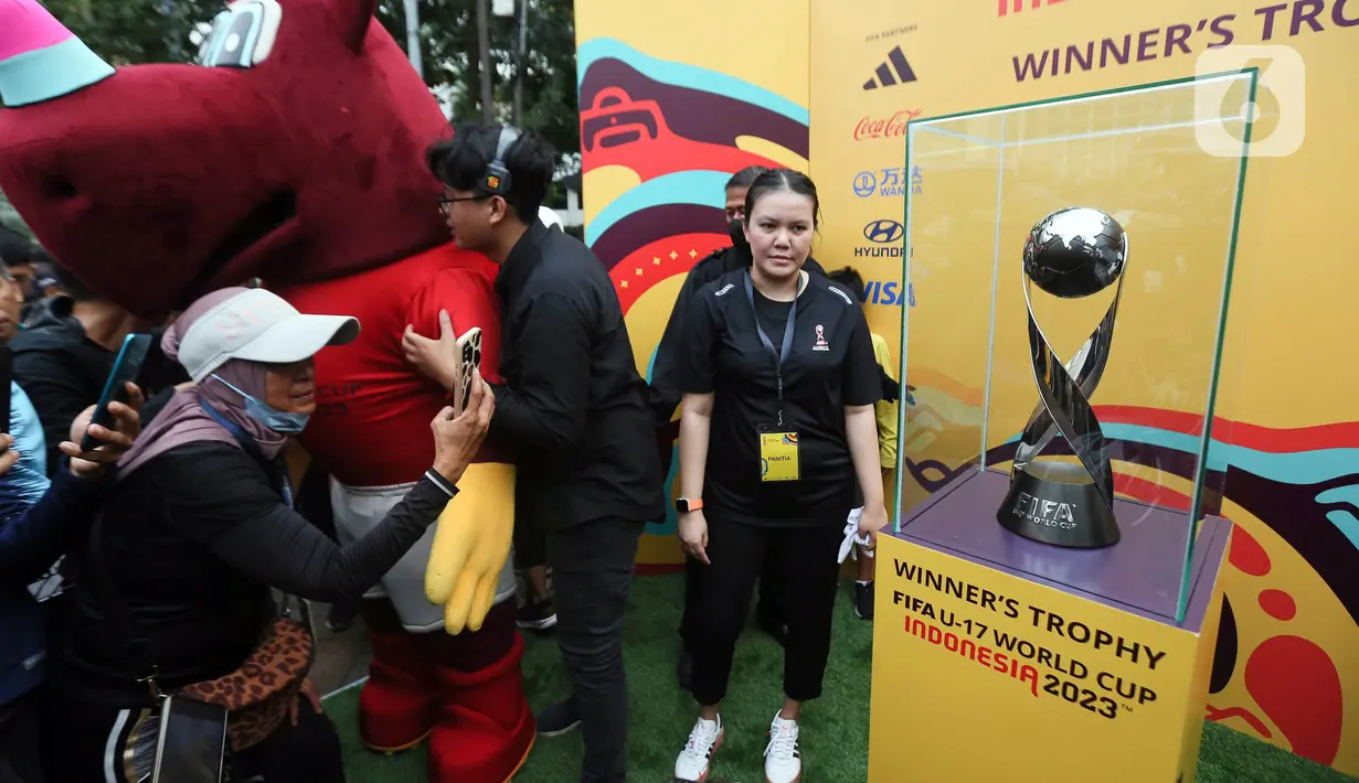 Trofi Piala Dunia U-17 2023 tersebut diperkenalkan oleh Menteri BUMN yang juga Ketua Umum PSSI Erick Thohir bersama Pj Gubernur DKI Jakarta Heru Budi Hartono pagi ini. (Liputan6.com/Faizal Fanani)