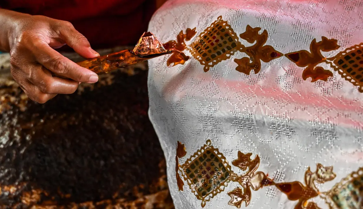 Batik Aceh menjadi salah satu kekayaan budaya Indonesia dengan corak keindahan serta makna filosofis yang terkandung di dalamnya. (CHAIDEER MAHYUDDIN/AFP)