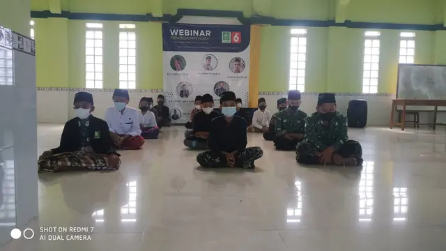 Para santri Ponpes Nurul Huda Cibojong Garut, Jawa Barat tengah mengikuti seminar menangkal hoaks di kalangan pesantren kerjasama dengan kanal Cek Fakta Liputan6.com.