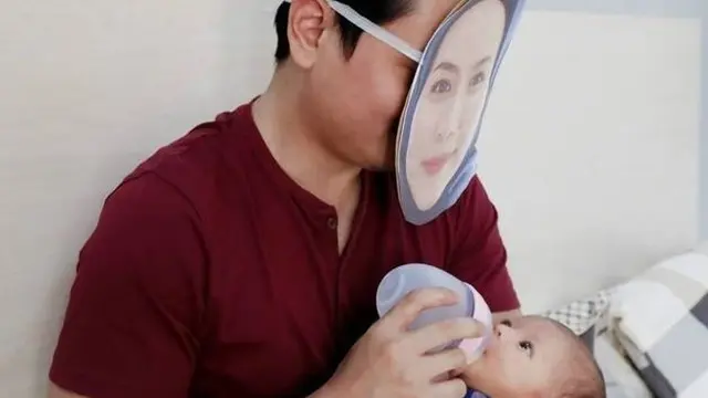 7 Potret Kocak Orangtua Beri Dot Kepada Bayi Ini Bikin Geleng Kepala