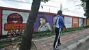 Pejalan kaki berjalan di depan mural bertema 'Tolak Kekerasan Perempuan dan Pelecehan Seksual' di Jatinegara, Jakarta, Senin (17/12). Mural tersebut dibuat untuk meningkatkan kesadaran akan ancaman bahaya pelecehan seksual. (Merdeka.com/Iqbal S. Nugroho)