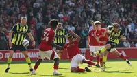 Manchester City berupaya membalas gol, namun Forest kukuh dalam bertahan. Skor keunggulan tipis Forest bertahan hingga laga bubar. (AFP/Darren Staples)