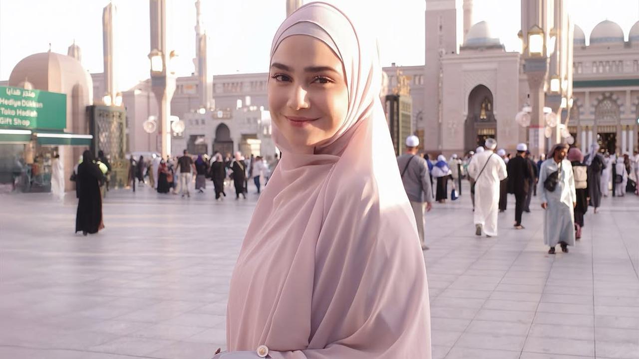 7 Potret Syifa Hadju Umrah Bersama Keluarga, Tampil Cantik Berhijab - Penuh Haru