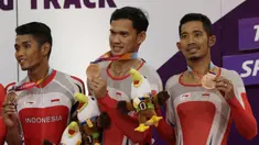 Pebalap sepeda Indonesia, Muhammad Fadli, M Habib dan Losu Marthin, menunjukan medali pada Asian Para Games di Velodrome, Jakarta, Kamis (11/10/2018). Tim Indonesia berhasil meraih medali perunggu. (Bola.com/M Iqbal Ichsan)