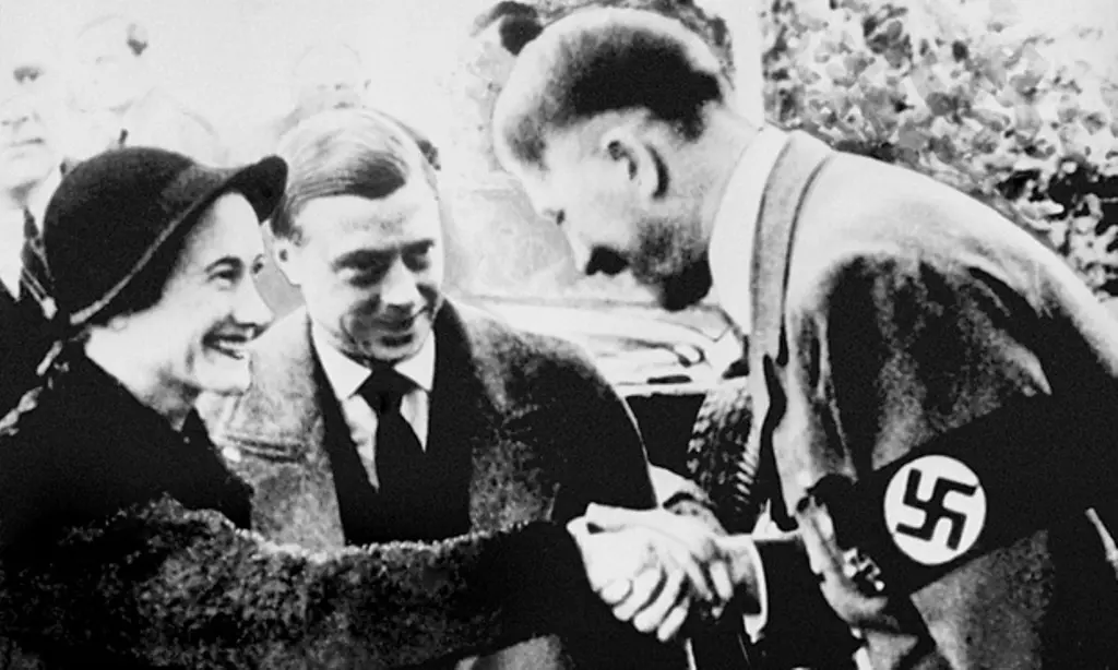 Edward VIII dan Duchess saat menemui Hitler 1937. (Guardian)