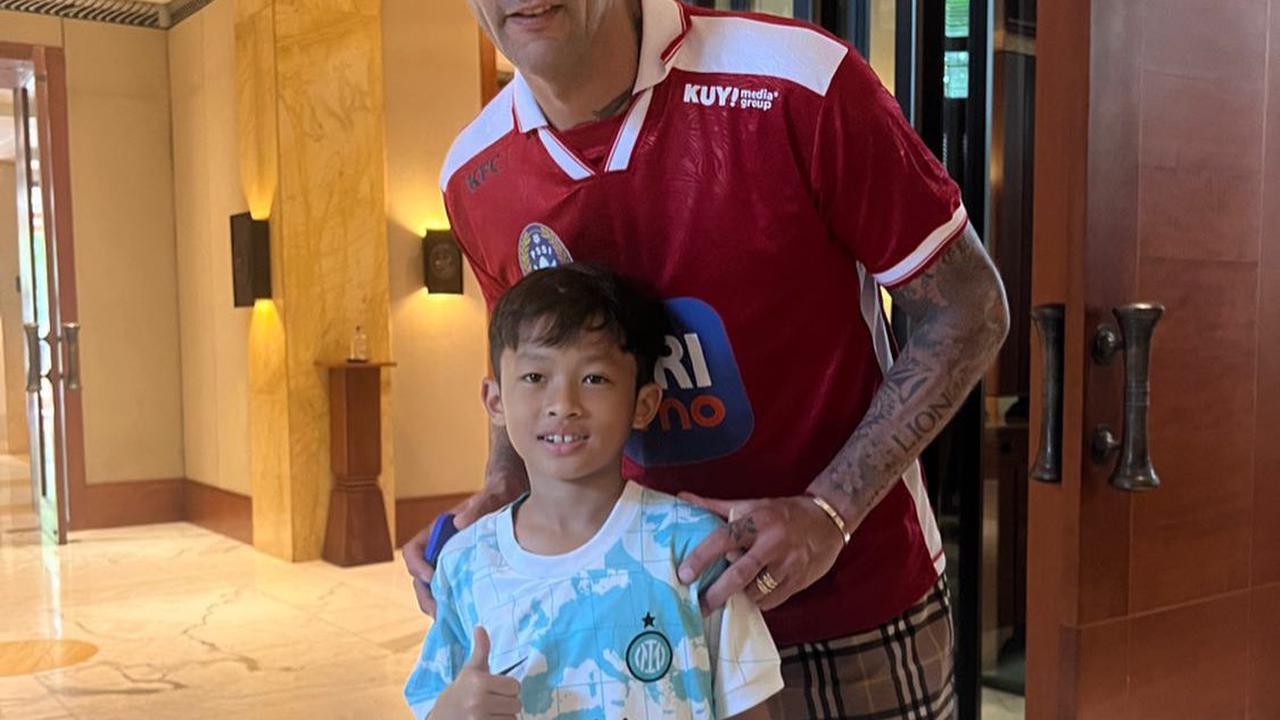 Miro Materazzi, Anak Okie Agustina Foto Bersama Legenda Sepak Bola dari Marco Materazzi hingga Roberto Carlos