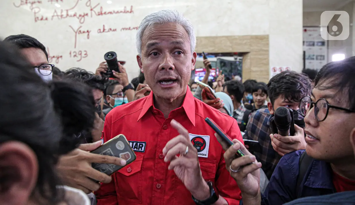 Gubernur Jawa Tengah Ganjar Pranowo memberikan keterangan usai dipanggil di DPP PDIP, Jakarta, Senin (24/10/2022). Gubernur Jawa Tengah (Jateng) Ganjar Pranowo menegaskan bahwa dirinya akan taat terhadap aturan Partai PDI Perjuangan (PDIP) soal Capres 2024. (Liputan6.com/Faizal Fanani)