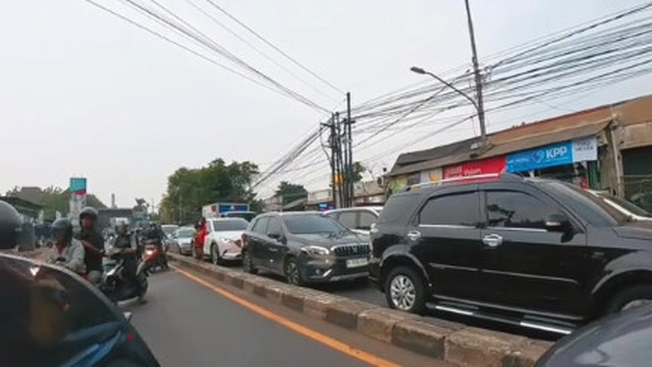 Auto Bubar, Aksi Pemotor dengan Mobil yang Kompak Hadang Pengendara yang Lawan Arus Jalanan Ini Banjir Pujian