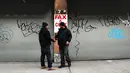 Pria Yaman pemilik toko Hafad menutup toko kelontongnya di Brooklyn borough New York City, Kamis (2/1). Ribuan pemilik toko kelontong telah menutup tokonya untuk memprotes perintah eksekutif Donald Trump. (Spencer Paltt/GETTY IMAGES NORTH AMERICA/AFP)